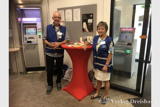 Die Sicherheitsberater Ambros und Abel in der Taunus Sparkasse.