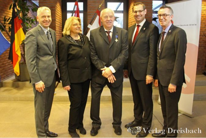 2017 wurde Paul Dünte (Mitte) im Landratsamt der Hessische Verdienstorden am Bande durch Landrat Michael Cyriax (li.) überreicht. Mit dabei: Ehefrau Monika (2. v. li.) und Bürgermeister Christian Seitz sowie der Erste Beigeordnete Franz Jirasek (re.).