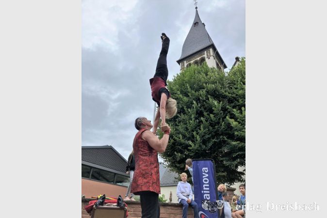 Akrobatik auf der Bühne Kirchgarten.