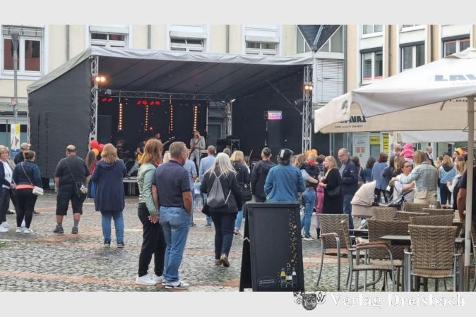 Die große Bühne am Marktplatz. Über den Tag verteilt wurde es dort immer voller, am Abend steppte vor der Bühne zur Musik von "Tschau Johnny" dann so richtig der Bär.