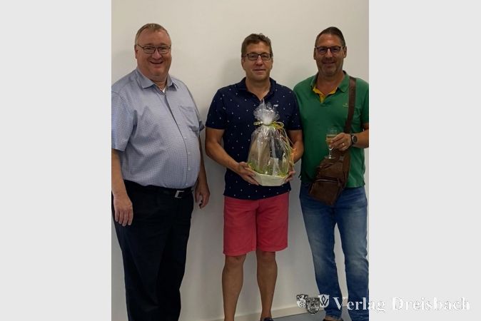 V.l.n.r.: Bürgermeister Klaus Schindling, der TVO-Vorsitzende Frank Lakomy und Frank Enders, der ein Einweihungsgeschenk des CCM überreichte.