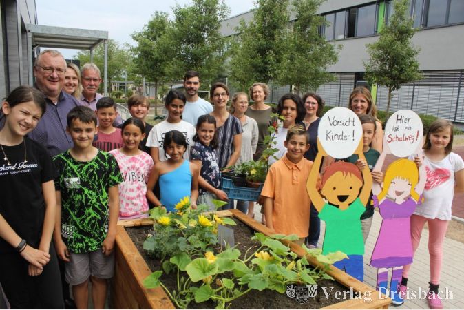 Nach der Kinderparlamentssitzung stellten sich die Mädchen und Jungen der Eddersheimer Schule mit (von links) Bürgermeister Klaus Schindling, Myriam Jung, Stadtverordnetenvorsteher Georg Reuter, dem stellvertretenden Stadtverordnetenvorsteher Alessio Dale, Heike Seibert, Katharina Feller, Christiane Heidelmeyer, Nadine Erlenbach und Melanie Radovic zum Gruppenfoto auf.