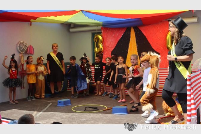 Der große Wanderzirkus machte beim Jubiläum der Kita am Mainturm Halt und zeigte Ausschnitte aus seinem Programm.
