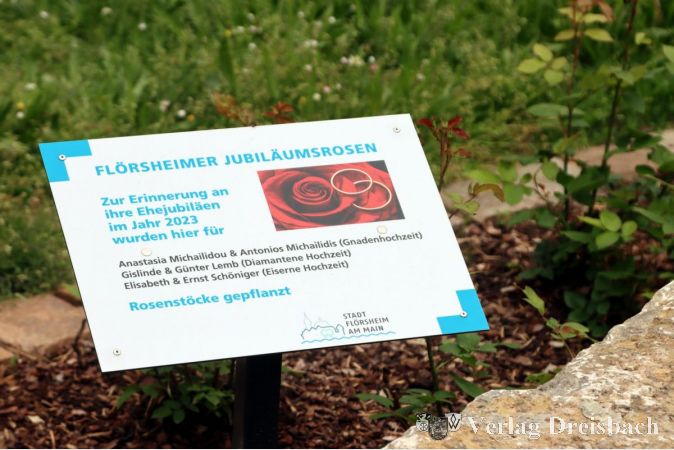Die Namen der Flörsheimerinnen und Flörsheimer, die auf diese Art ihre Ehejahre feiern, werden auf einer Tafel genannt.
