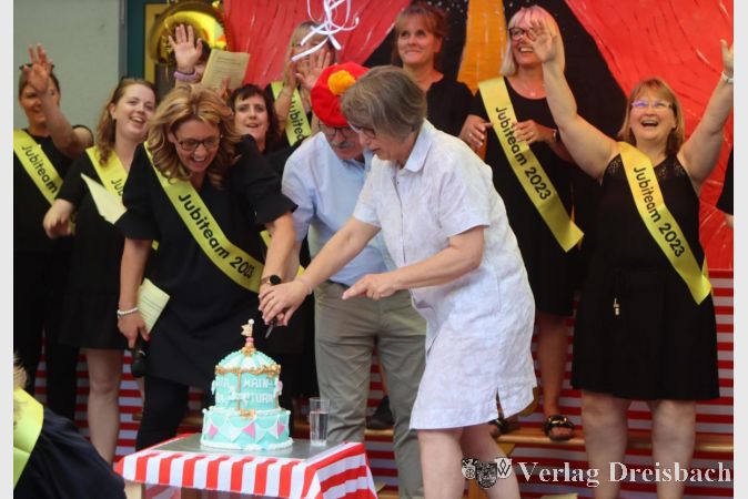 Kita-Leiterin Stefanie Velten-Haas (l.) schnitt mit Bürgermeister Bernd Blisch und der Ersten Stadträtin Renate Mohr die Geburtstagstore an.