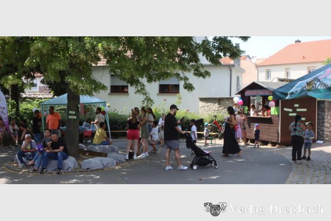 Auf dem Gelände vor der Kita gab es die von einer Kerb vertrauten Stände vor allem mit kulinarischen Angeboten.