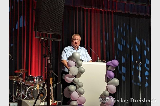 Auch Bürgermeister Klaus Schindling gratulierte den jungen Absolventinnen und Absolventen der HBS zum Abitur.