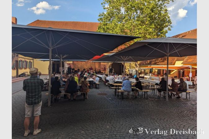 Das Sommerfest wurde seinem Namen gerecht: Bei auch am frühen Abend noch großer Hitze genoss man gerne gemeinsam die schöne Musik im Alten Posthof.