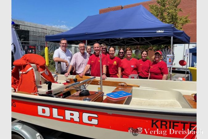 Einsatz für mehr Sicherheit im Wasser: Bürgermeister Christian Seitz (li.) und der Erste Beigeordnete Franz Jirasek (2. v. li.) besuchten den Vorsitzenden der DLRG-Ortsgruppe Markus Bräuning (4. v. li.) und das Team am gut besuchten Stand.