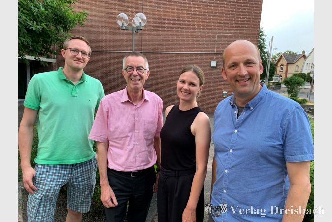 Der alte und neue Vorsitzende der TuS Kriftel, Franz Jirasek (2. v. li.), dankte den aus dem Vorstand ausgeschiedenen, langjährigen Aktiven für ihr großes Engagement: Markus Floren, ehemals Abteilungsleiter Volleyball (li.), Alisa Schütz, ehemals Abteilungsleiterin Rhythmische Sportgymnastik, und Stefan Schörner, ehemals Abteilungsleiter Tischtennis (re.).