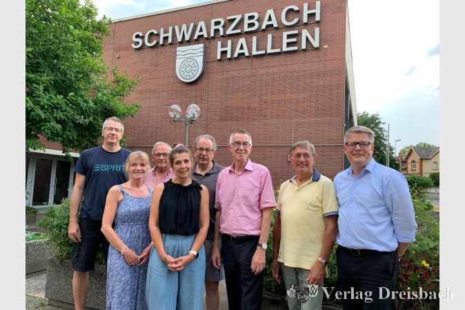 Der aktuelle Vorstand der TuS Kriftel (v. li.): Klaus Herrmann, Abteilungsleiter Volleyball, Anja Siebers, Abteilungsleiterin Breiten- und Fitnesssport, Heinz Günter Jakobi, Verwalter des Vereinsheims, Schriftführerin Angelika Brand, Kassenwart Hans-Jürgen Albert, der Erste Vorsitzende Franz Jirasek, Hans-Joachim von Kiel, Abteilungsleiter Leichtathletik, und Oliver Kriz, Abteilungsleiter der Handballabteilung.