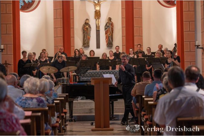 Der Chor des Caecilienvereins Kriftel trat auf unter der Leitung von Andreas Winckler am Flügel.
