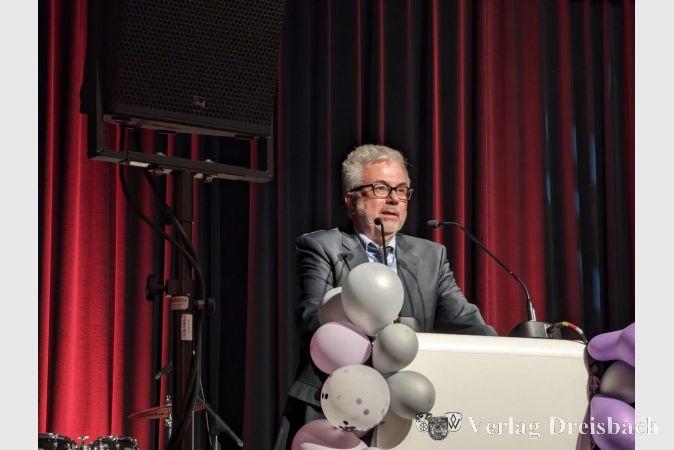 Schulleiter Dr. Dietrich Heither rückte in seiner Ansprache zur Feier des Tages die "mittlerweile jungen Damen und Herren" in den wohlverdienten Mittelpunkt und gratulierte ihnen zum Erwerb der allgemeinen Hochschulreife.