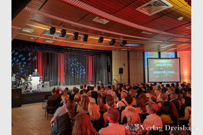 Große Feier in stattlichem Ambiente: Die frisch sanierte Stadthalle diente als Feierort für die frisch gebackenen Abiturientinnen und Abiturienten am vergangenen Freitagabend.