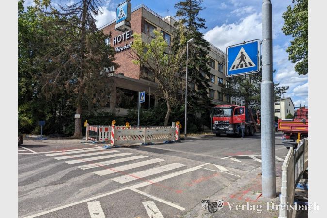 Der Zebrastreifen vor dem ehemaligen Hotel Mirabell wird in Kürze barrierefrei ausgebaut.