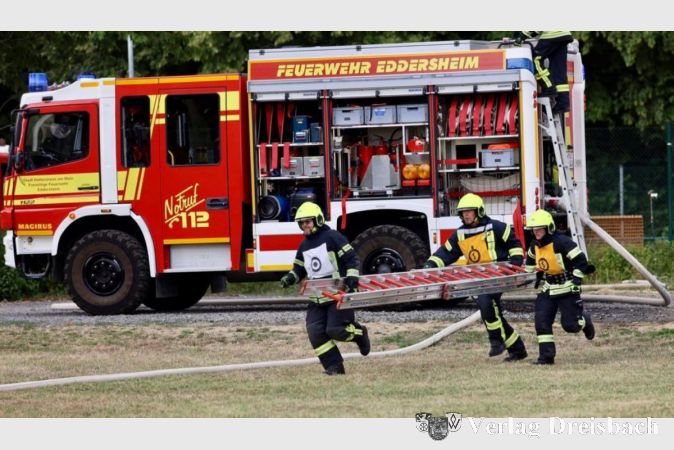 Die Feuerwehr Eddersheim bei der praktischen Übung.