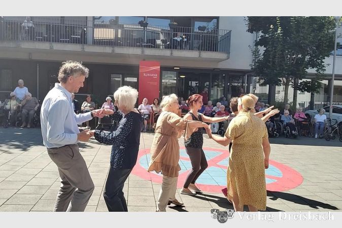 Eine lebendige Platzgestaltung: Bei den Straßenkonzerten vor dem Kursana Domizil wird getanzt und gesungen.