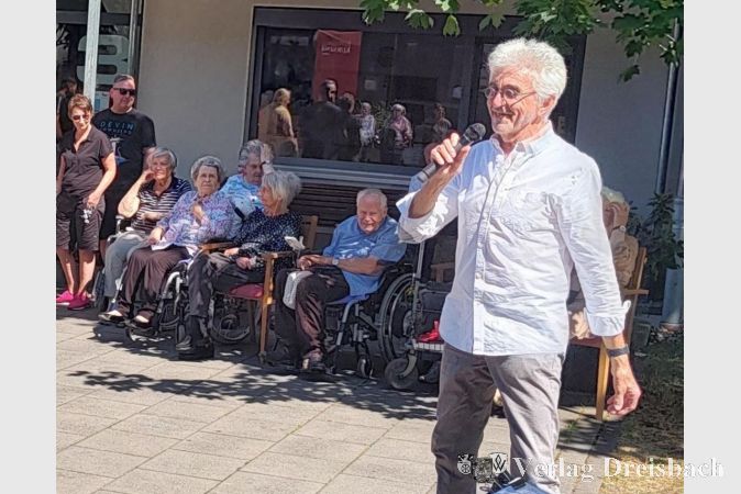 Axel Lorth erfreut die Bewohner Donnerstagnachmittags mit abwechslungsreichen Straßenkonzerten.