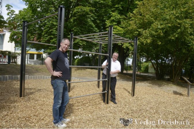 Einweihung der Calisthenicsanlage in der Pregelstraße mit Bürgermeister Klaus Schindling (rechts).