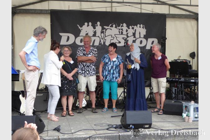 Gute Stimmung bei den Organisatoren des Festes. Von rechts: Sabine Becker, Rabia Malik, Yvonne Höhl, Eberhard Roth, Heike Bülter, Moderatorin Christiane Krüger-Blum und Hawobau Geschäftsführer Holger Krazzer.