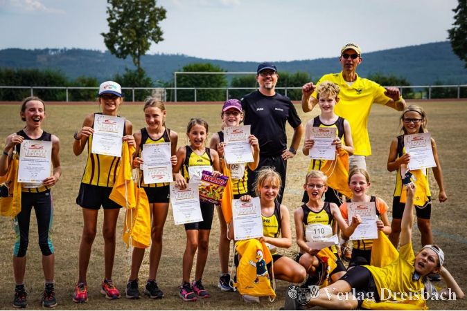Groß war die Freude bei den Leichtathleten der SG DJK Hattersheim mit ihren Trainern Markus Roßnagel sowie Andreas Betz über den Sieg und die Goldmedaille beim Regionalentscheid der U12-Kinderleichtathletik.