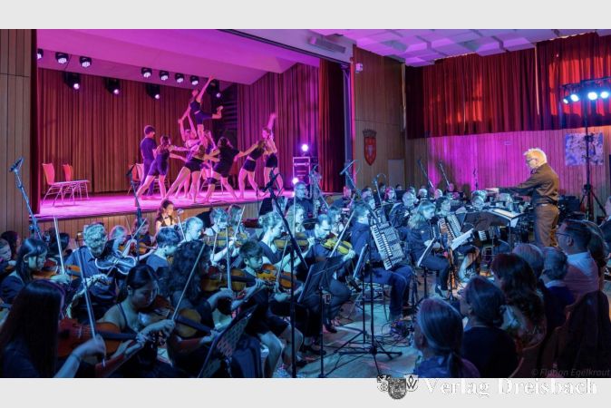 Das Orchesterprojekt „E-Motio. Tanz der Gefühle“ wurde am vergangenen Sonntag in Kriftel uraufgeführt. Rechts im Bild Dirigent und Komponist Sebastian W. Wagner.