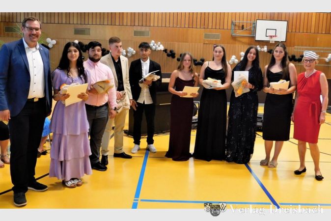 Die SV-Sprecher der WGS. Sie wurden von Bürgermeister Seitz (links) für ihr soziales Engagement ausgezeichnet. V.r.n.l.: Zahra Waizi, Hekmat Djan, Celal Keskin, Merhab Rahmani, Romy Bürger, Kira Wellstein, Huda Ettahrioui und Lena Tadić. Rechts im Bild Schulleiterin Elke Wetterau-Bein.