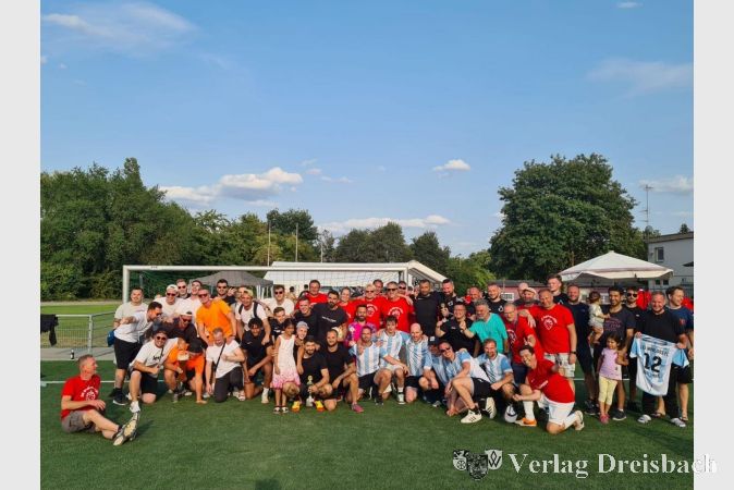 Die Krifteler Fußball-Freizeitmannschaft SG Erdbeer-City und ihre Gäste hatten viel Spaß beim 22. Turnier.