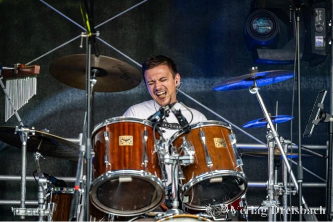 Marc Engler von "WhoToBe!" am Schlagzeug.