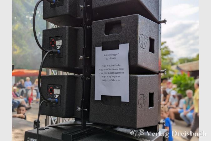 Die "Setlist" des Abends mit den auftretenden Künstlerinnen und Künstlern auf der Lautsprecherrückseite.