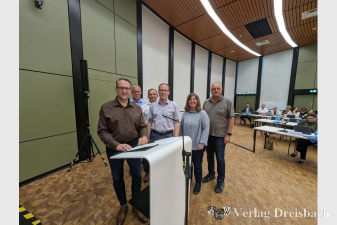 Stadtverordnetenvorsteher Georg Reuter (2. von links) sowie stellvertretend für ihre Fraktionen die Vorsitzenden (von links) Oliver Wiendl (FW), Michael Minnert (CDU), Dr. Marek Meyer (SPD), Nathalie Ferko (Bündnis 90/Die Grünen) und Norbert Reichert (FDP) bei der Unterzeichnung der Resolution am vergangenen Donnerstagabend.