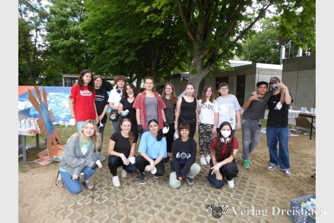 Die engagierten Künstlerinnen und Künstler des Graffiti-Workshops. Hintere Reihe: Carlotta, Sara, Wictoria, Hagar, Rebecca, Kunstlehrerin Nina Chambre, Denise, Lea, Jan, Elis, Luis, vordere Reihe Karolina, Jana, Kaouthar, Kunsttherapeutin Lakoona, Sarah (jeweils von links nach rechts).