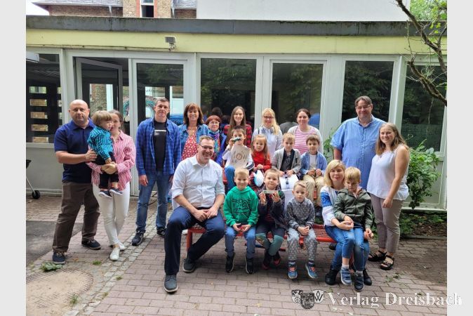 Gerne folgten Bürgermeister Christian Seitz (vorne links sitzend), Fachbereichsleiter Pasquale Fiore (2. von rechts) und Stefani Petermann vom Team Kinder- und Jugendbetreuung (hinter Bürgermeister Seitz stehend) der Einladung der ukrainischen Spielgruppe.