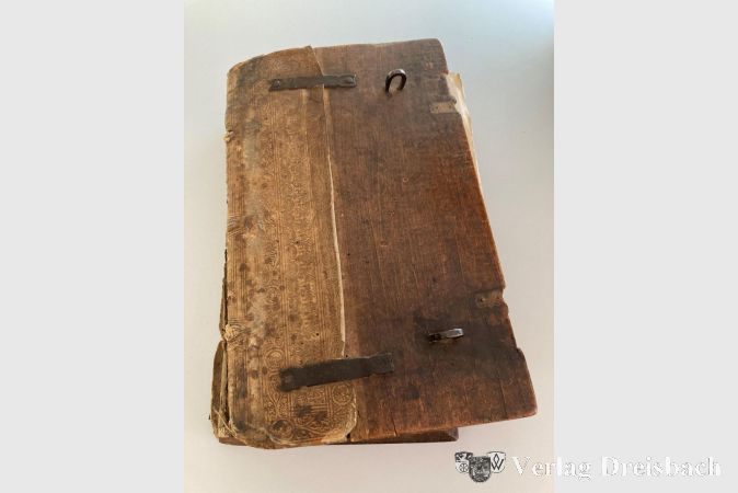 Das Gerichtsbuch der Gemeinde Hattersheim von außen.