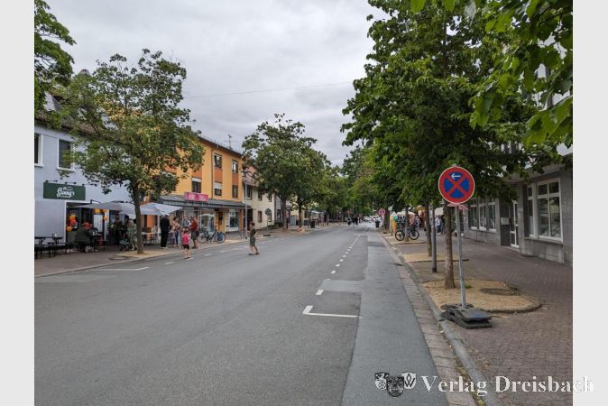 Für das Innenstadtfest "Hattersheim geht (R)aus" am 1. Juli wurde die Frankfurter Straße für den Autoverkehr gesperrt. Die Hattersheimer Grünen wünschen sich ein länger andauerndes "Experiment auf Zeit" nach diesem Vorbild.