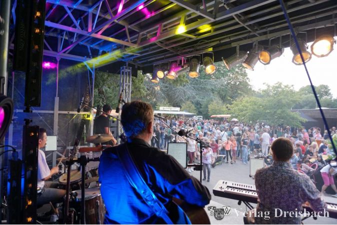 Von der Bühne aus blickte man auf den sehr gut gefüllten Festivalbereich