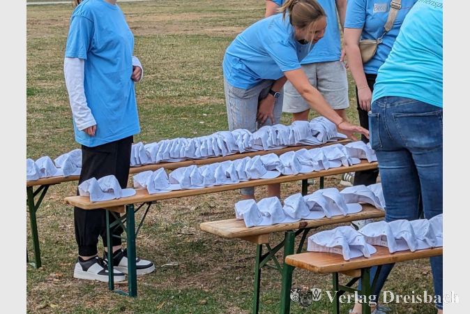 140 mit Namen versehene Kappen warteten auf die 140 Ferienspielkinder.