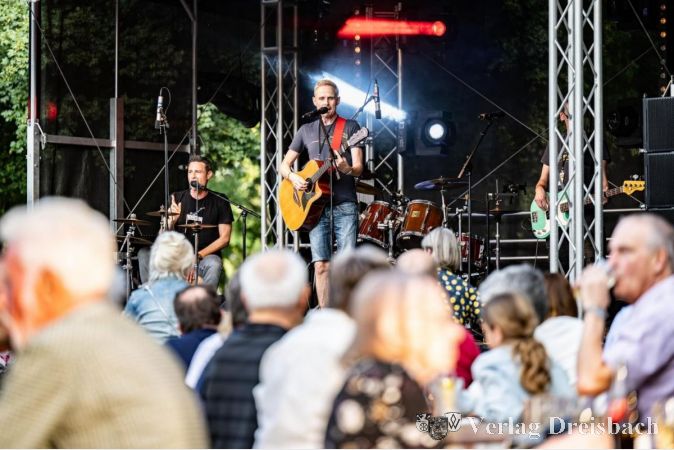 Die Tongärtner aus Frankfurt begeisterten mit deutschsprachigem Indie-Rock mit Gitarre, Cajón und Bass.