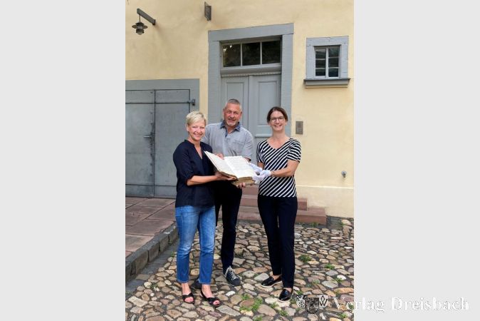 Angelika Müller und Walter Kummer überließen das Gerichtsbuch dem Stadtarchiv. Erste Stadträtin Heike Seibert (rechts) nahm das Buch dankbar in Empfang.