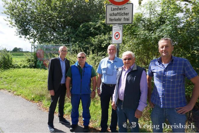 Ziehen eine positive Bilanz (v. li.): der Erste Beigeordnete Franz Jirasek, Ortslandwirt Andreas Theis, Hilfspolizist Stefan Lörsch, der Vorsitzende der Jagdgenossenschaft, Edelbert Hoss, und Ordnungsamtsleiter Volker Kaufmann am Eingang zum Hochfeld.