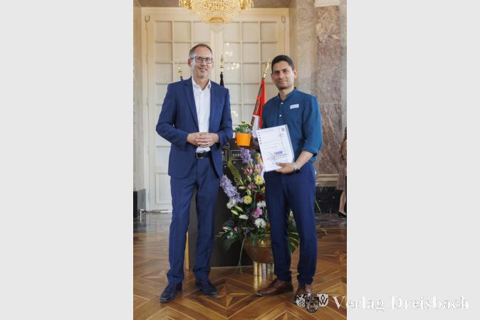 Obeid Al Hussein wurde von der Landesregierung für seine Arbeit als Integrationslots in Flörsheim von Minister Kai Klose ausgezeichnet.