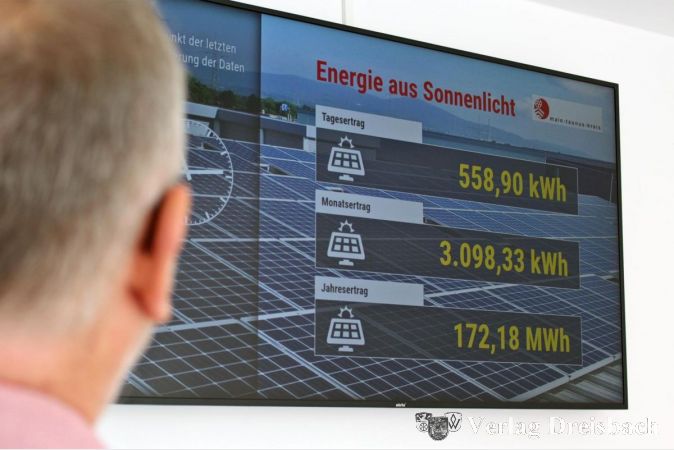Das Energie-Display am Eingang des Landratsamtes zeigt den Stromertrag der kreiseigenen Gebäude an.
