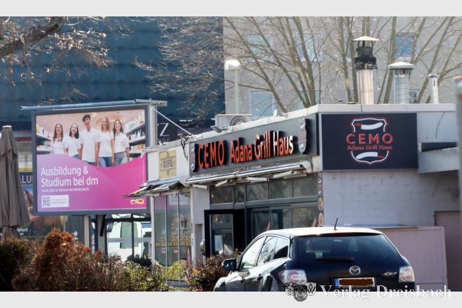 Der vornehmlich mit gastronomischen Geschäften belegte Flachbau an der Kapellenstraße 3 soll - inklusive der fragwürdigen, im vorigen Jahr installierten Werbeanlage - abgerissen werden, die Terra will hier auf zwei Etagen Wohnungen sowie eine Geschäftszeile im Erdgeschoss errichten.