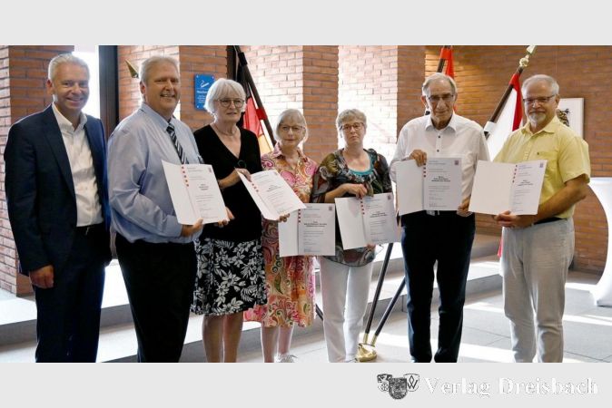 Landrat Michael Cyriax und die Geehrten Guido Ernst, Karin Lenk, Sabine Petersen-Spindler, Ulrike Bernhard, Fritz Kuhnhenn und Horst Mauer (v.l.).