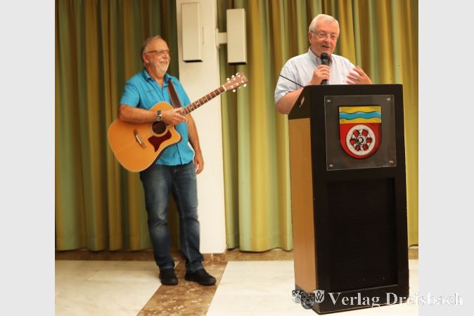 Der AWO-Vorsitzende Gerhard Mantel (rechts) und Klaus Irmer, der für die Unterhaltung der zahlreich erschienenen Gäste zuständig war.