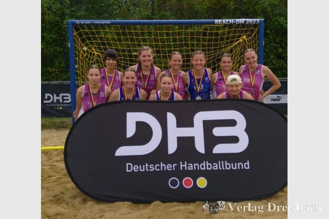 So sehen Fast-Siegerinnen aus: die jungen Krifteler Damen nach dem Turnier.