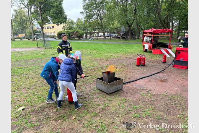 Mutig löschten die Ferienspielkinder einen kleinen Brand unter Aufsicht der Freiwilligen Feuerwehr.