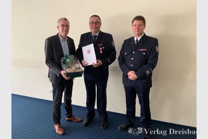 V.l.n.r.: Der Erste Beigeordnete Franz Jirasek, Brandmeister Harald Schmitt und Gemeindebrandinspektor Patrick Kilian im Rat- und Bürgerhaus.