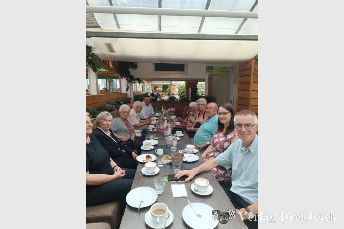 Die Seniorengruppe des DRK Kriftel folgte der Einladung des DRK-Vorsitzenden Franz Jirasek (vorne rechts) zum gemütlichen „Kaffee-Treffen“.