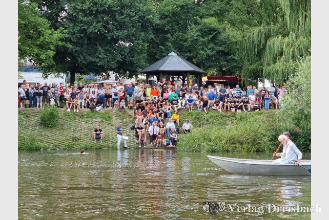 Zum Fischerstechen versammelte sich das begeisterte Publikum am Ufer und feuerte die Kontrahenten auf dem Main enthusiastisch an.